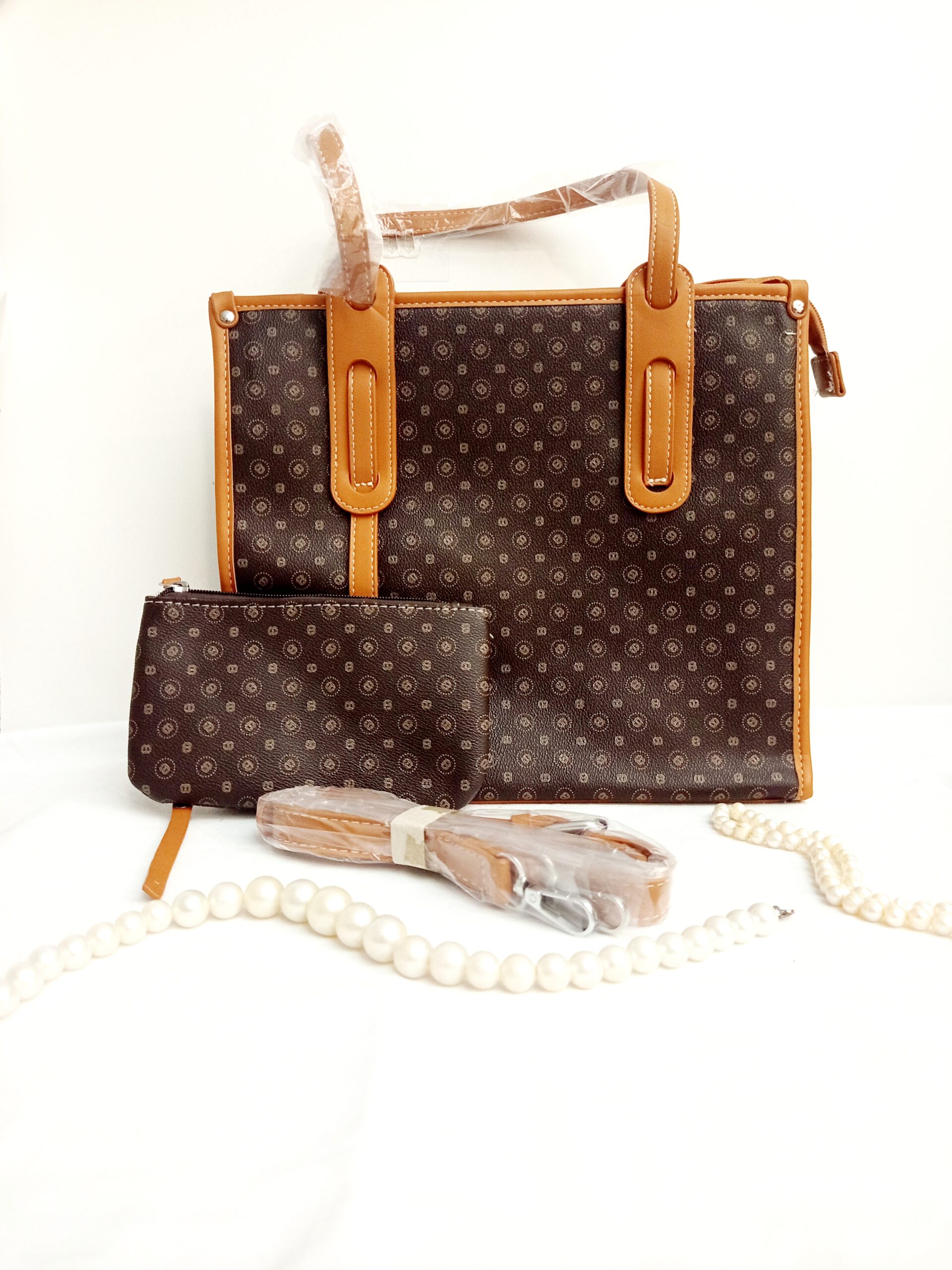 Bag to bag τσάντα ώμου μεγάλη σε καφέ απόχρωση.