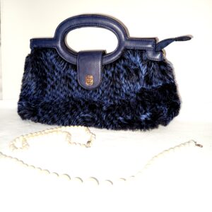 Bag to bag τσάντα μπλέ με απαλή faux γούνα.