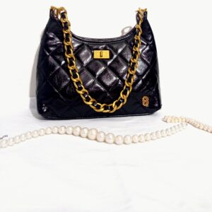 Bag to bag τσάντα ώμου μαύρη με χρυσό λουράκι.