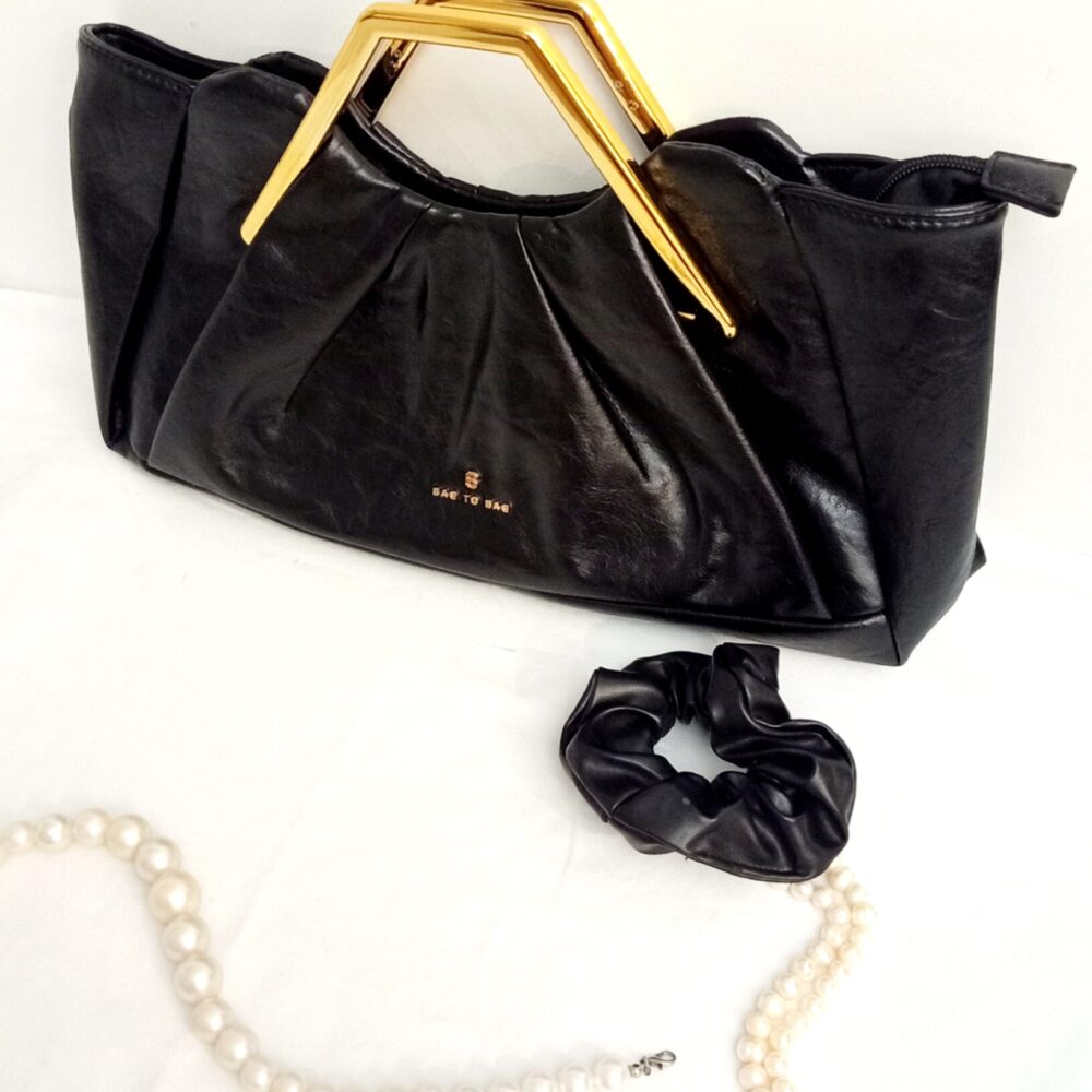 Bag to bag τσάντα μαύρη με χρυσή λαβή.