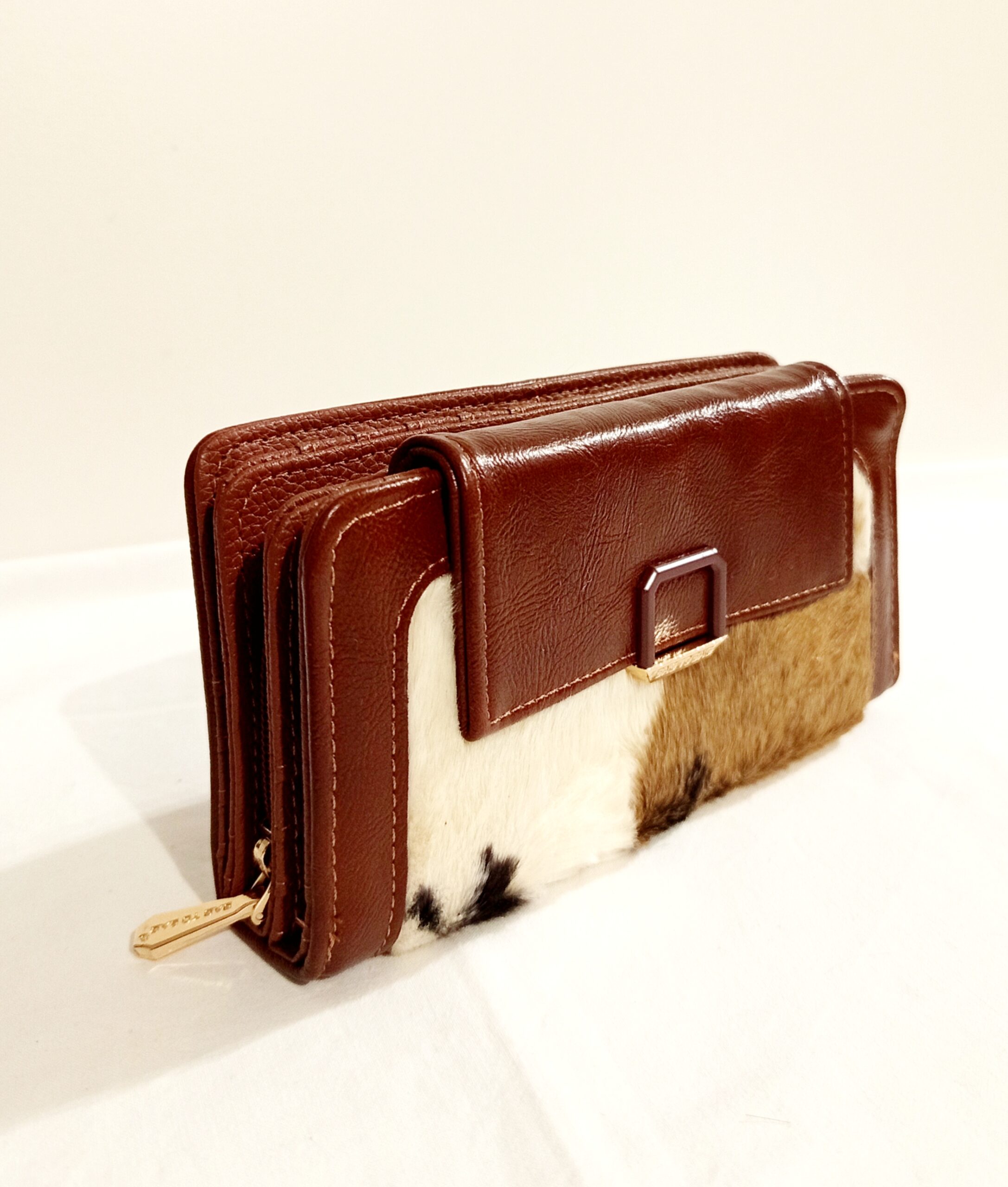 Bag to bag πορτοφόλι με cow print.