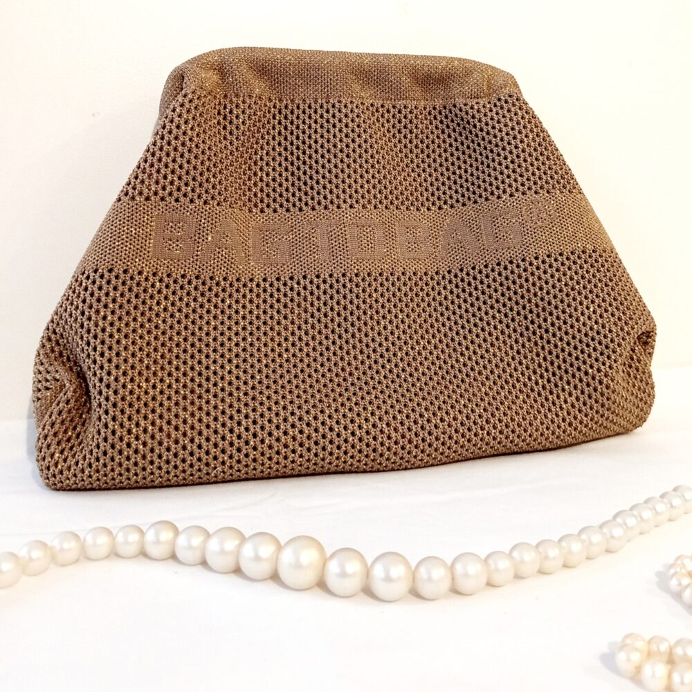 Bag to bag πλεκτή τσάντα clutch με χρυσή γυαλιστερή πλέξη.