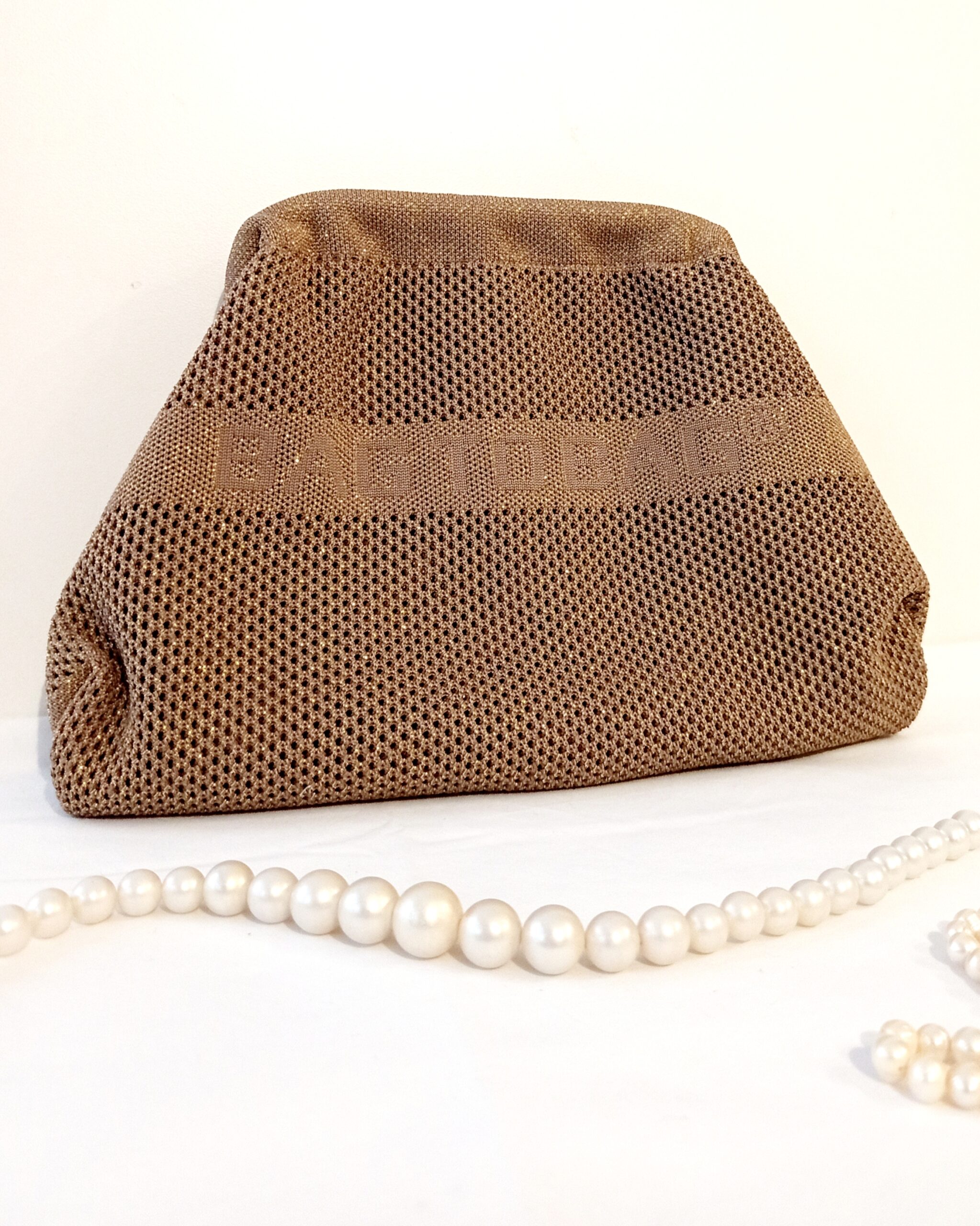 Bag to bag πλεκτή τσάντα clutch με χρυσή γυαλιστερή πλέξη.