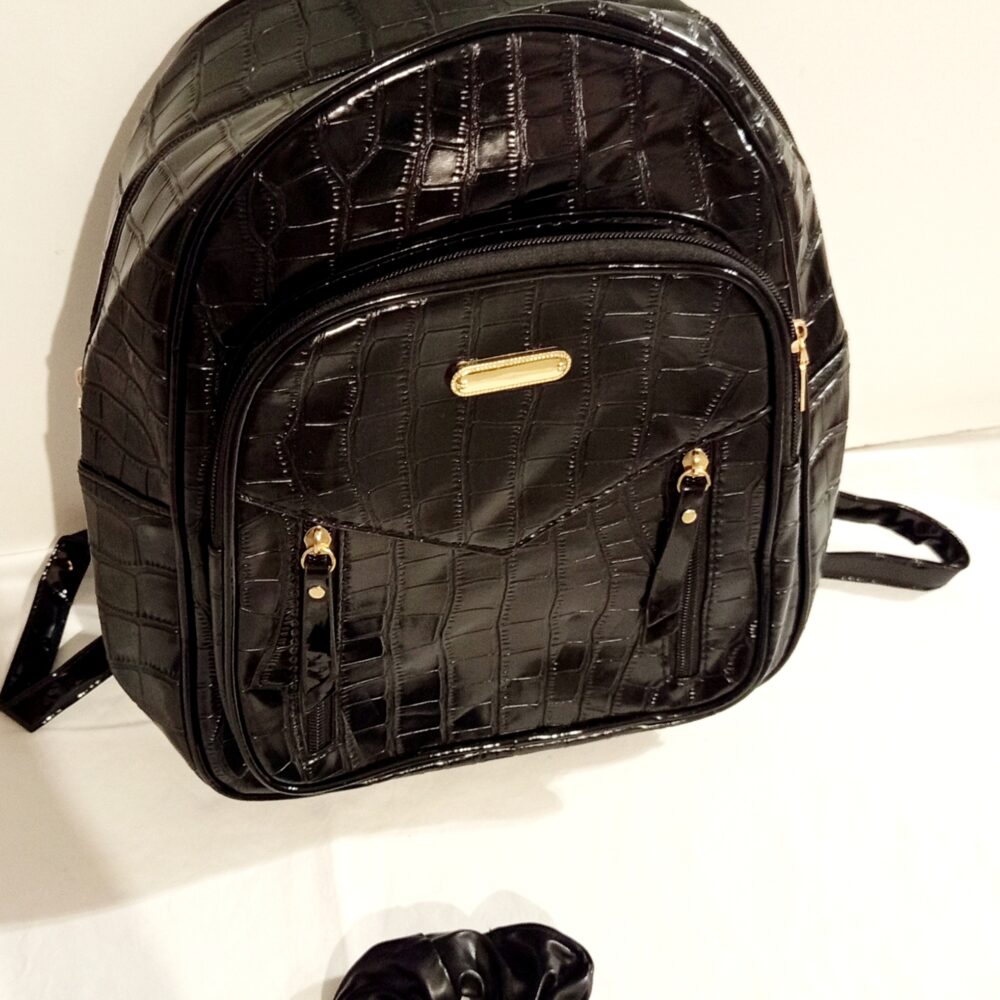 Bag to bag κομψό μαύρο σακίδιο πλάτης Croco με χρυσές λεπτομέρειες.