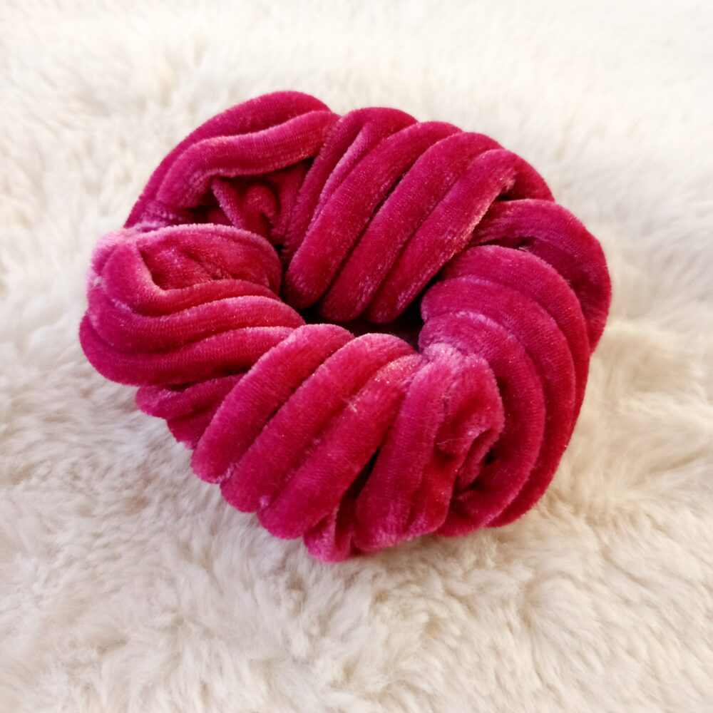 Scrunchie σε φούξια απόχρωση.