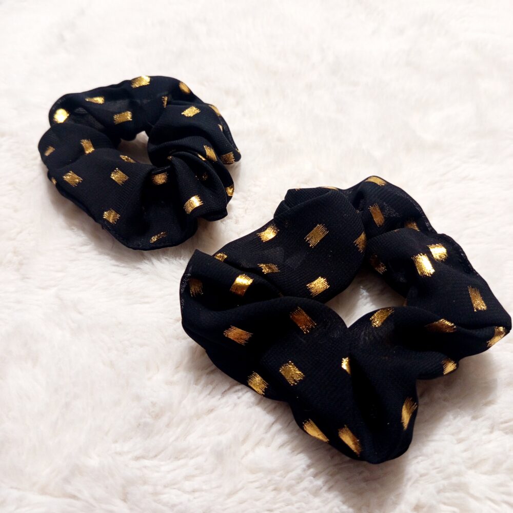 Scrunchie μαλλιών από σιφόν μαύρο με χρυσές metallic λεπτομέρειες.