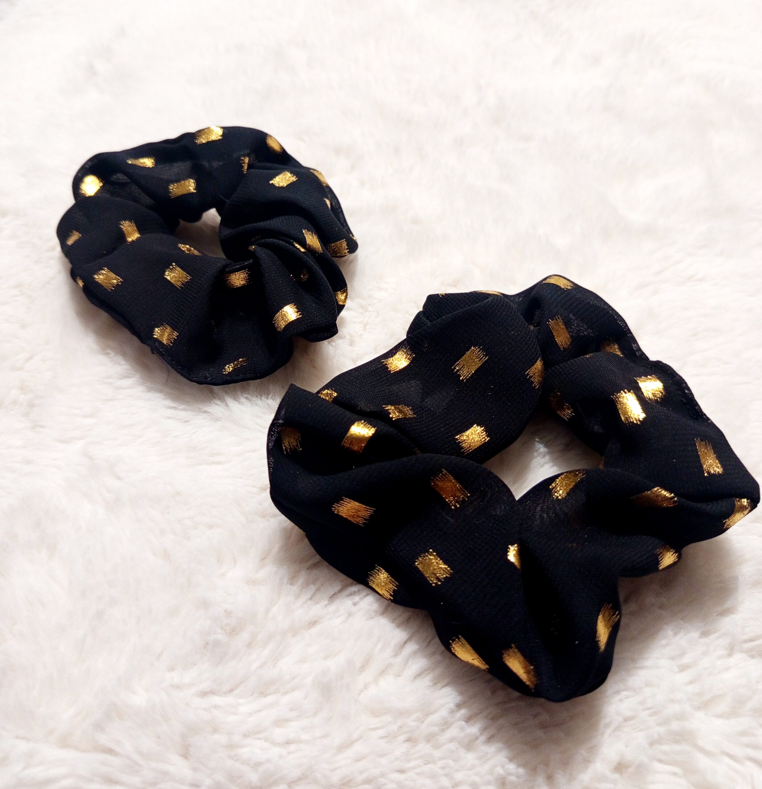 Scrunchie μαλλιών από σιφόν μαύρο με χρυσές metallic λεπτομέρειες.