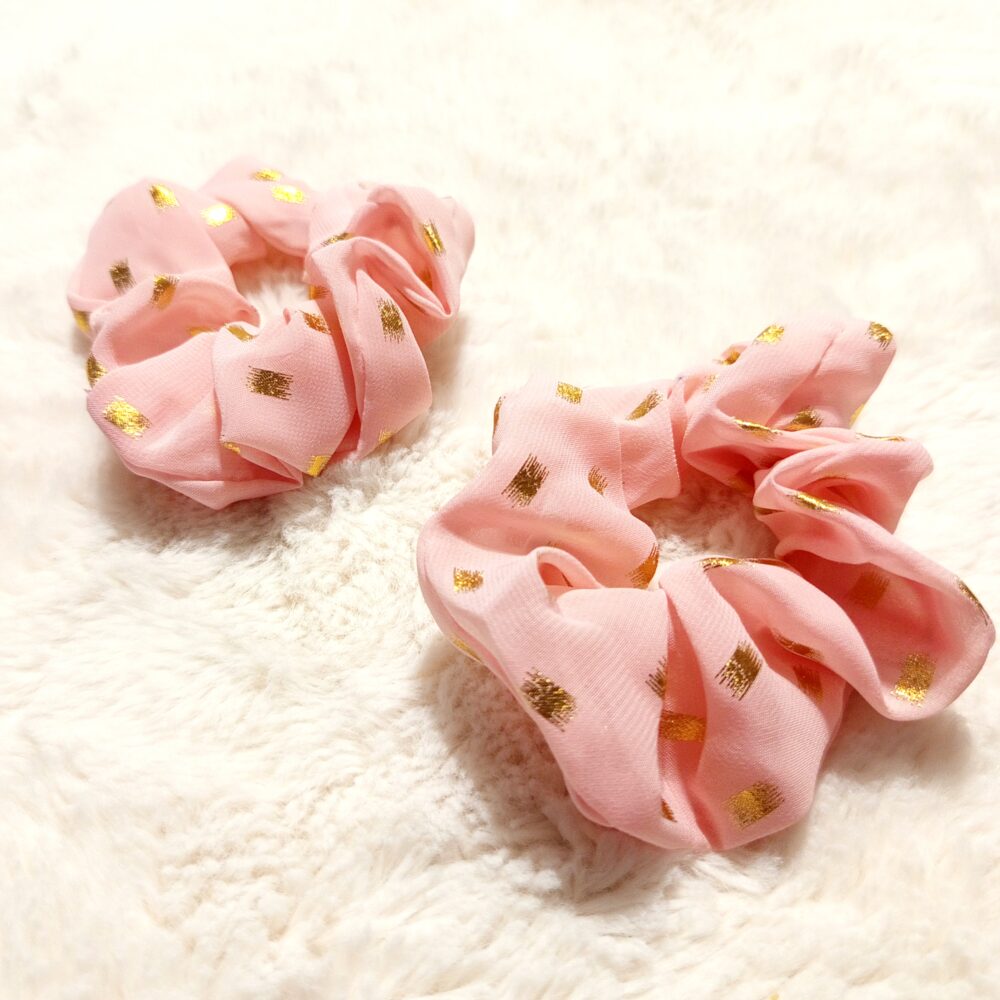 Ροζ Scrunchie μαλλιών με χρυσές λεπτομέρειες.(1 τεμάχιο)