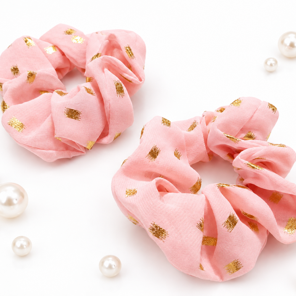 Ροζ Scrunchie μαλλιών με χρυσές λεπτομέρειες.(1 τεμάχιο)