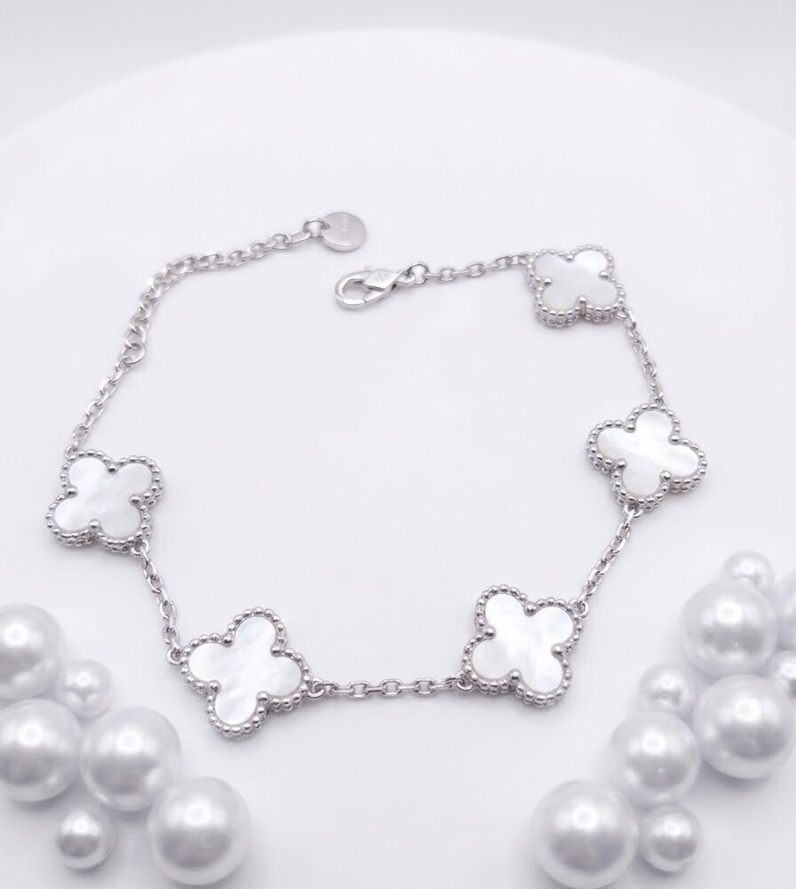 Βραχιόλι clover με λευκό περλέ σμάλτο.