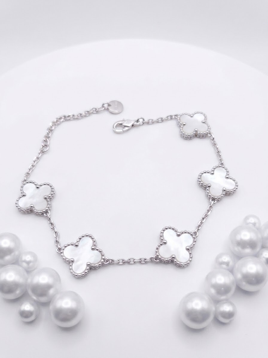 Βραχιόλι clover με λευκό περλέ σμάλτο.