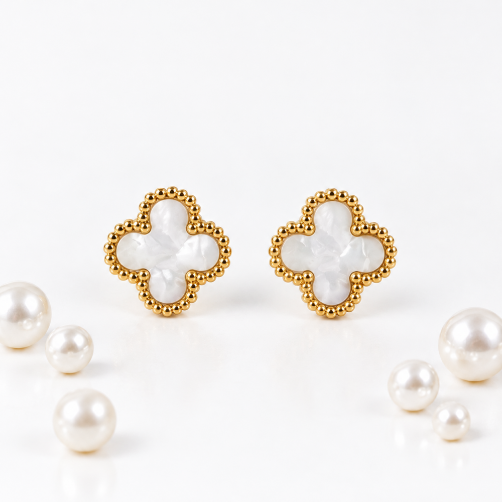 Σκουλαρίκια clover pearl studs.