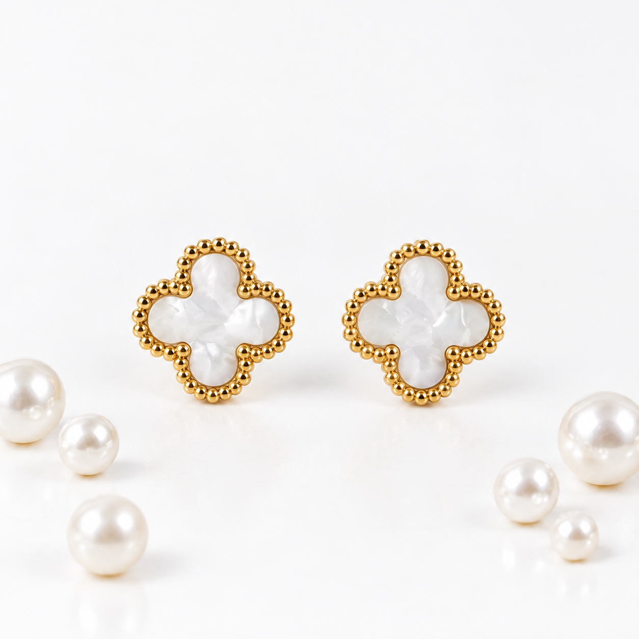 Σκουλαρίκια clover pearl studs.